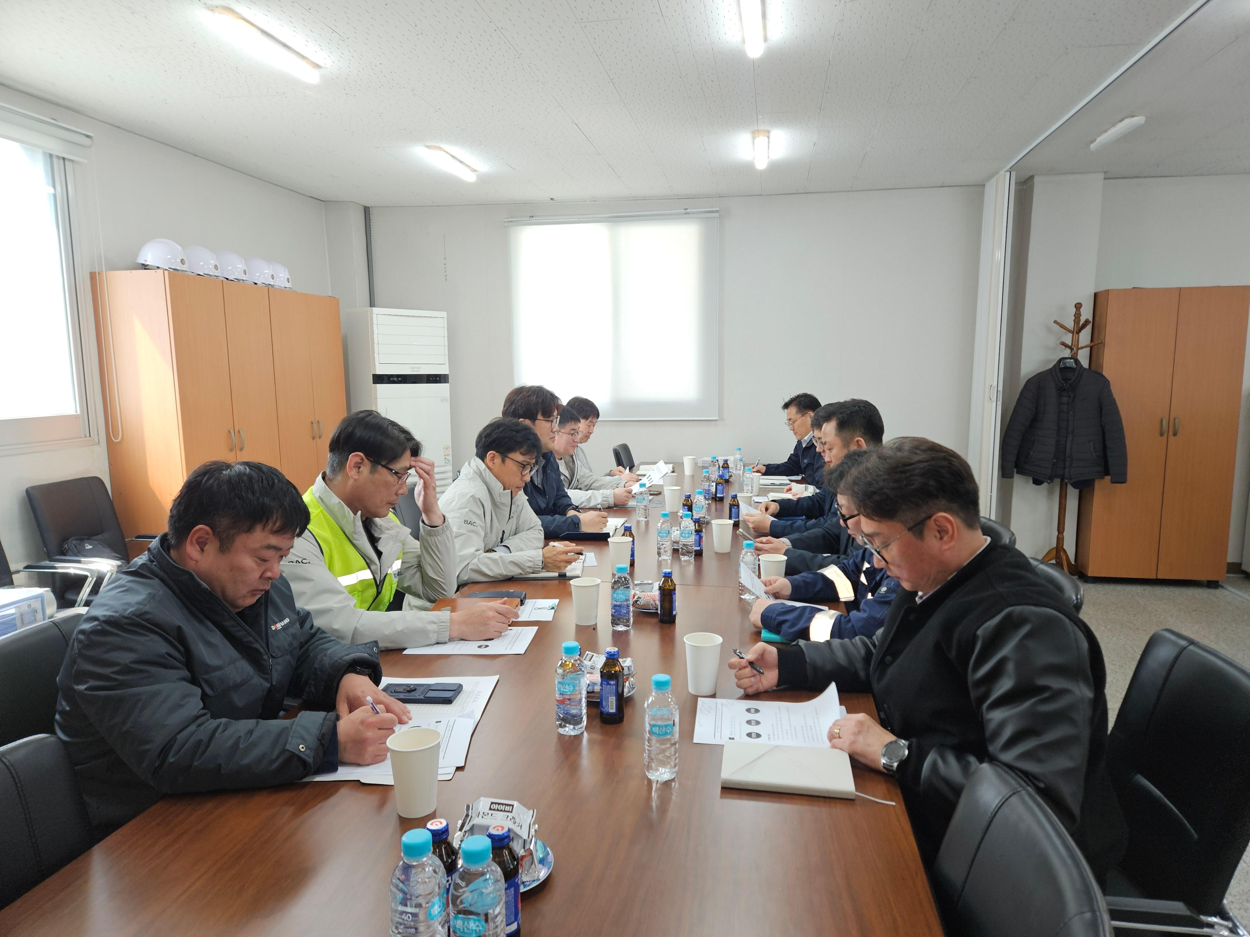 울산항 백 컨테이너 하역작업 방법 개선 전담팀은 지난 26일 울산항만 물류협회 회의실에서 회의를 갖고 올해는 안전시설 중심의 지원을 강화 하는데 의견을 모았다.