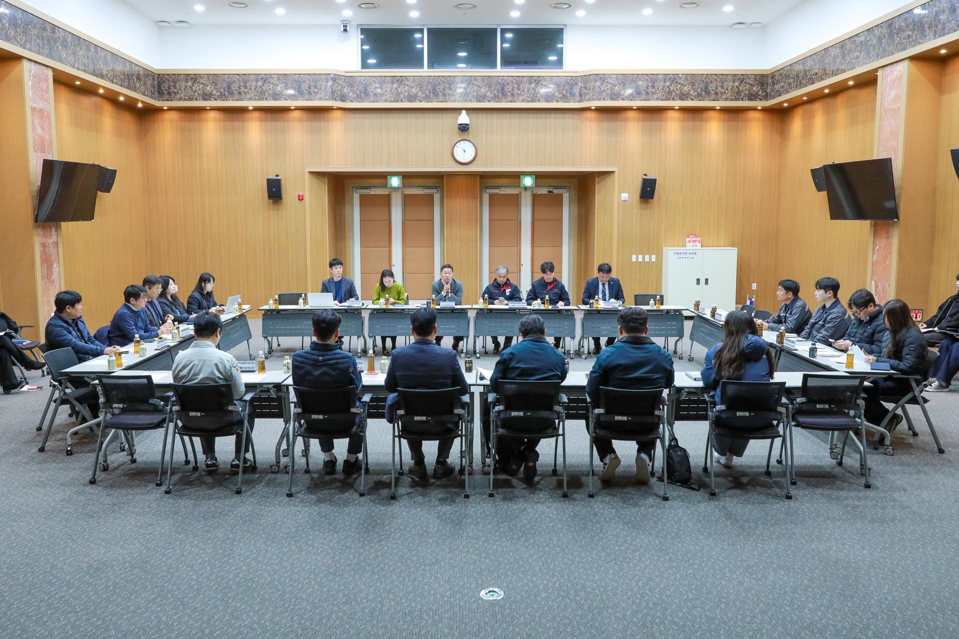 울산항만공사는 13일 오전 공사 다목적홀에서 울산항 탱크 터미널협의회 소속 기업 및 정유사 관계자들이 참석한 가운데 중동사태 대응 위기대책회의를 개최했다.