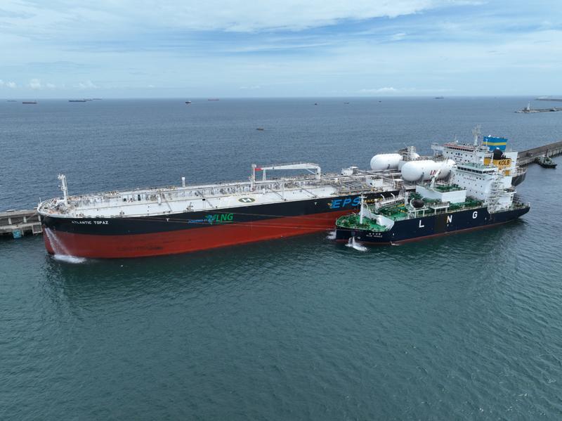 이피에스(EPS:Eastern Pacific Shipping)가 운영하는 석유제품 운반선인 아틀란틱 토파즈(Atlantic Topaz)호로 지난 4일 대산항에서 석유제품을 하역하고 연료 급유를 위해 8일 울산항에 입항하는 모습