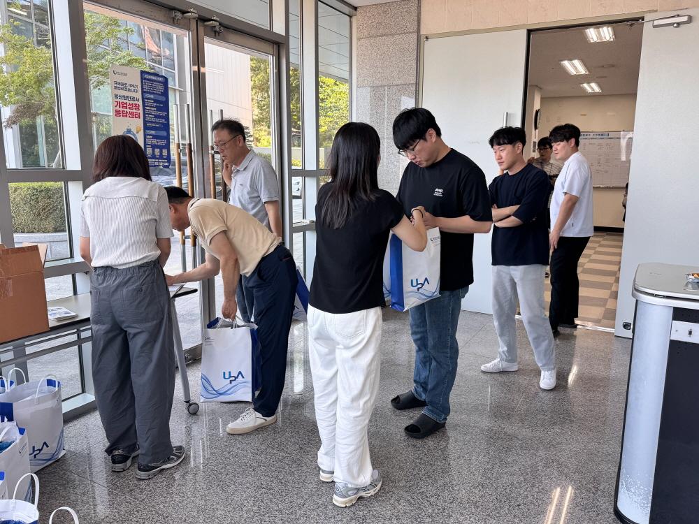 공사 선석회의실에서 선사대리점 및 울산항업협회 관계자 등에게 온열질환 예방 물품 전달 중