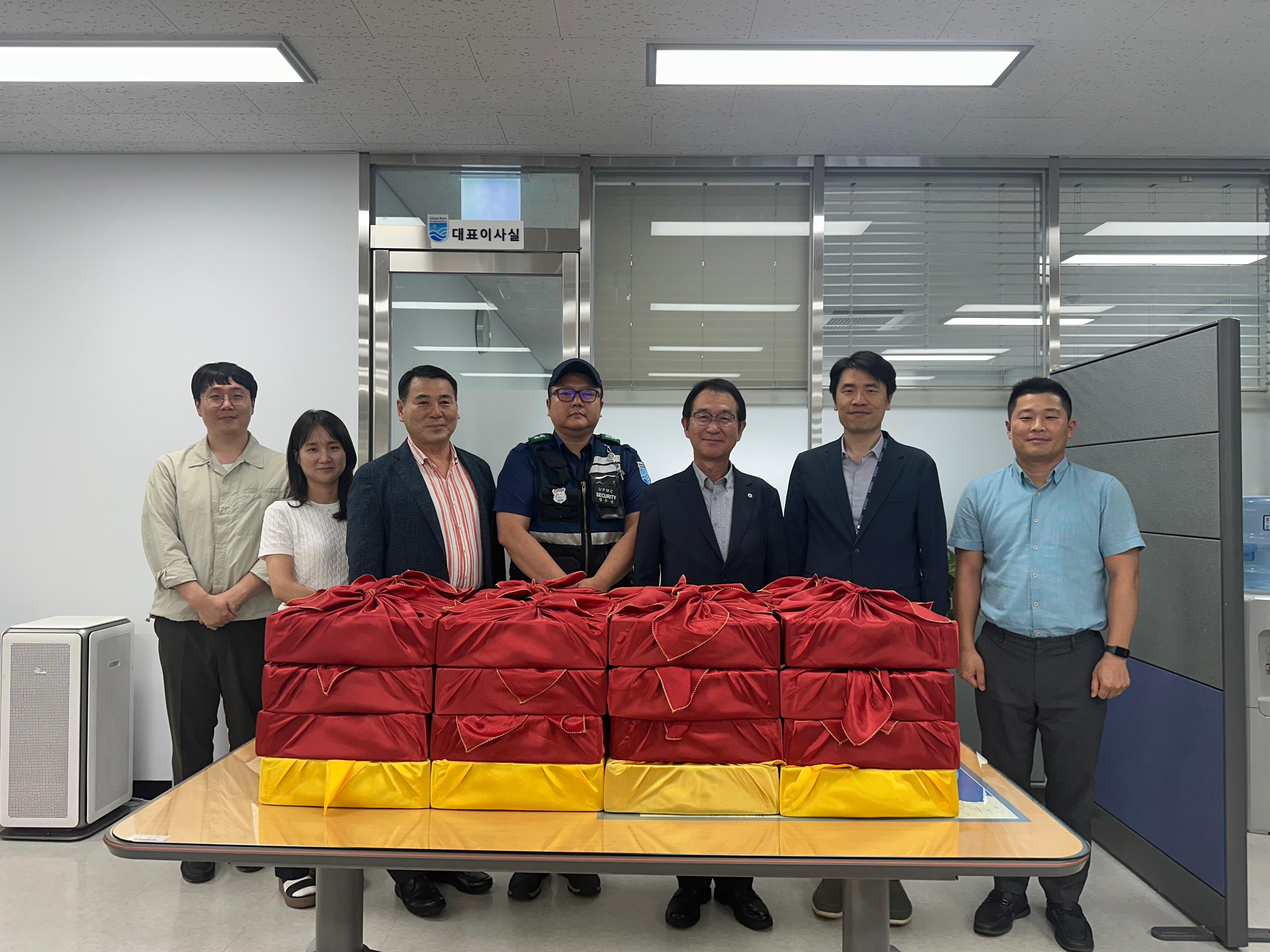 울산항만공사 변재영 사장(오른쪽세번째)은 추석을 맞아 울산항 교대근무자들을 찾아 격려품을 전달했다.