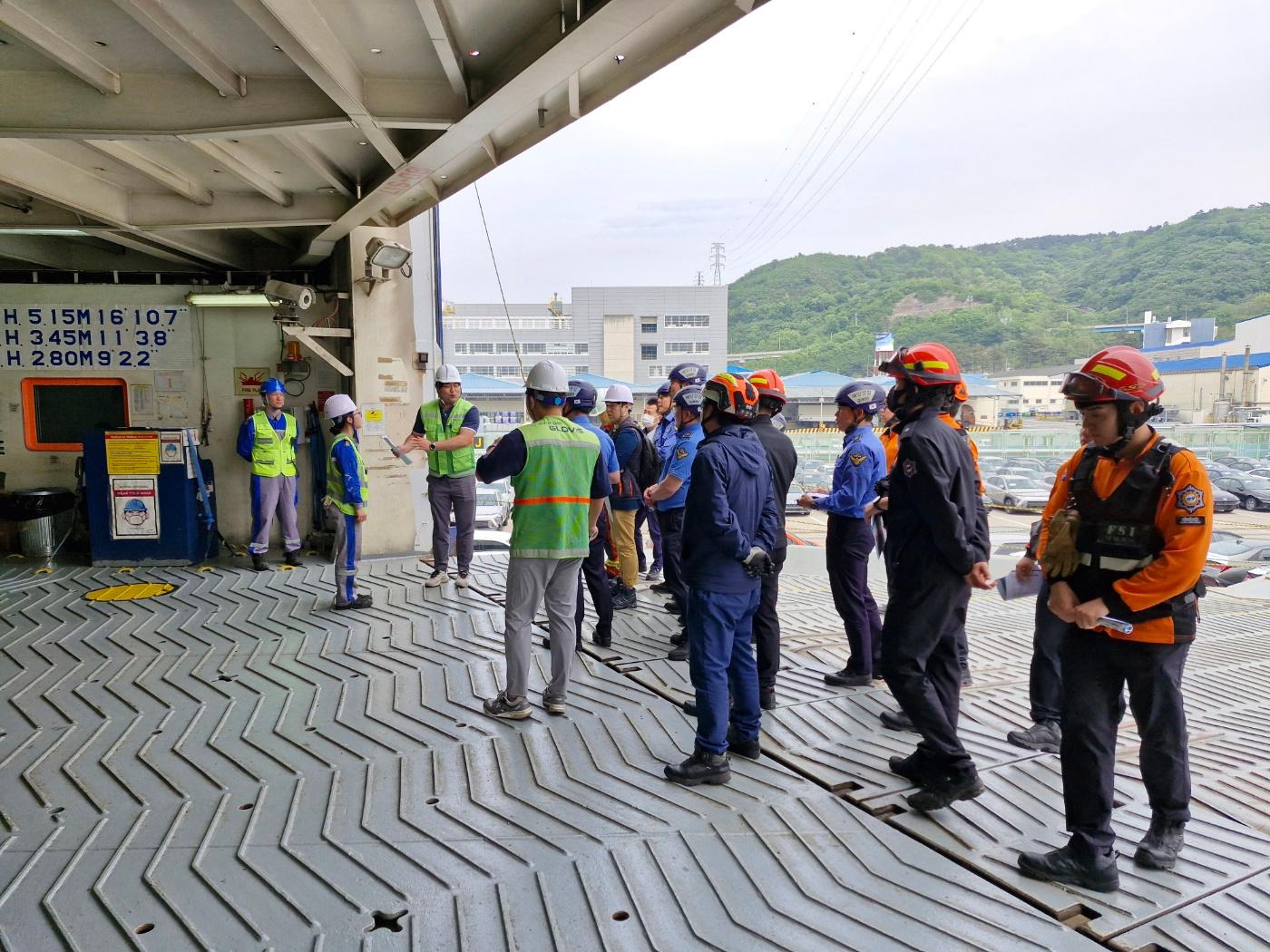 26일 오후 울산본항 6부두에서 긴급구조기관인 울산해양경찰서, 울산광역시 소방본부, 관내 4개 소방서를 대상으로 자동차운반선 승선 교육을 실시했다. 