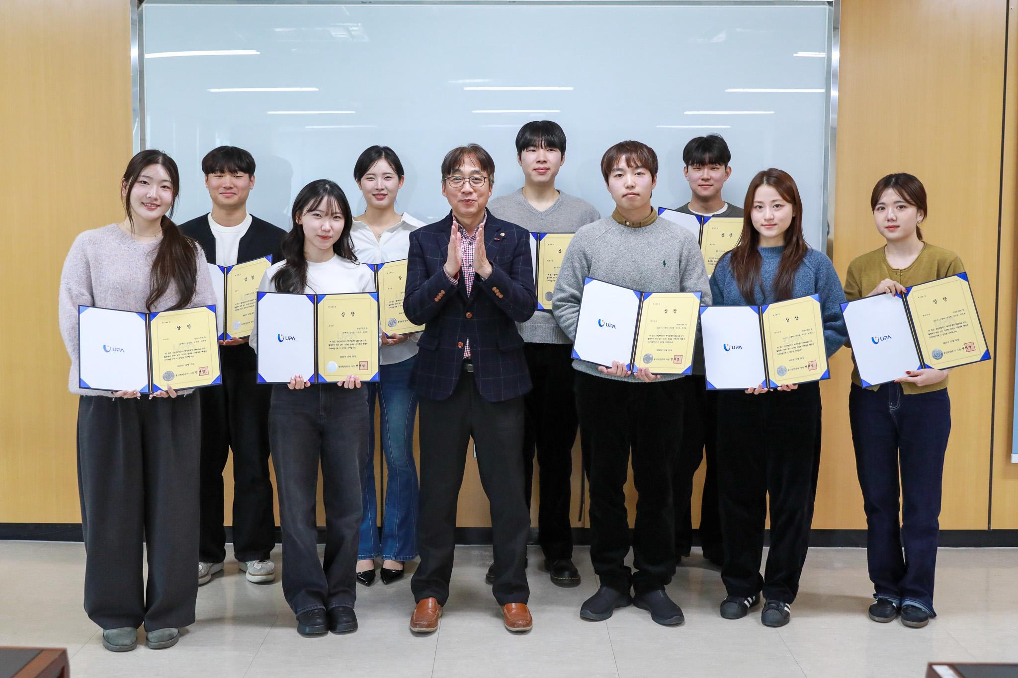 울산항만공사는 29일 오후 공사 12층 대회의실에서 거꾸로 제안을 진행한 아이디어랩 우수팀에 기관장 명의의 상장을 수여하며 참여 학생들의 노력과 성과를 격려했다.