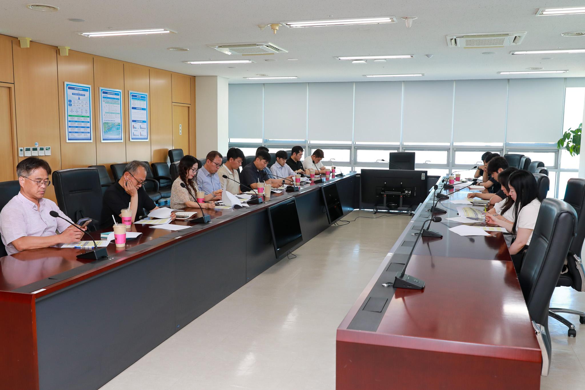 울산항만공사는 울산항 대기질 개선을 위해 운영중인 선박저속운항 프로그램의 참여율을 높이기 위해 25일 오후 공사 12층 대회의실에서 선사 및 대리점 관계자들을 대상으로 간담회를 개최했다.