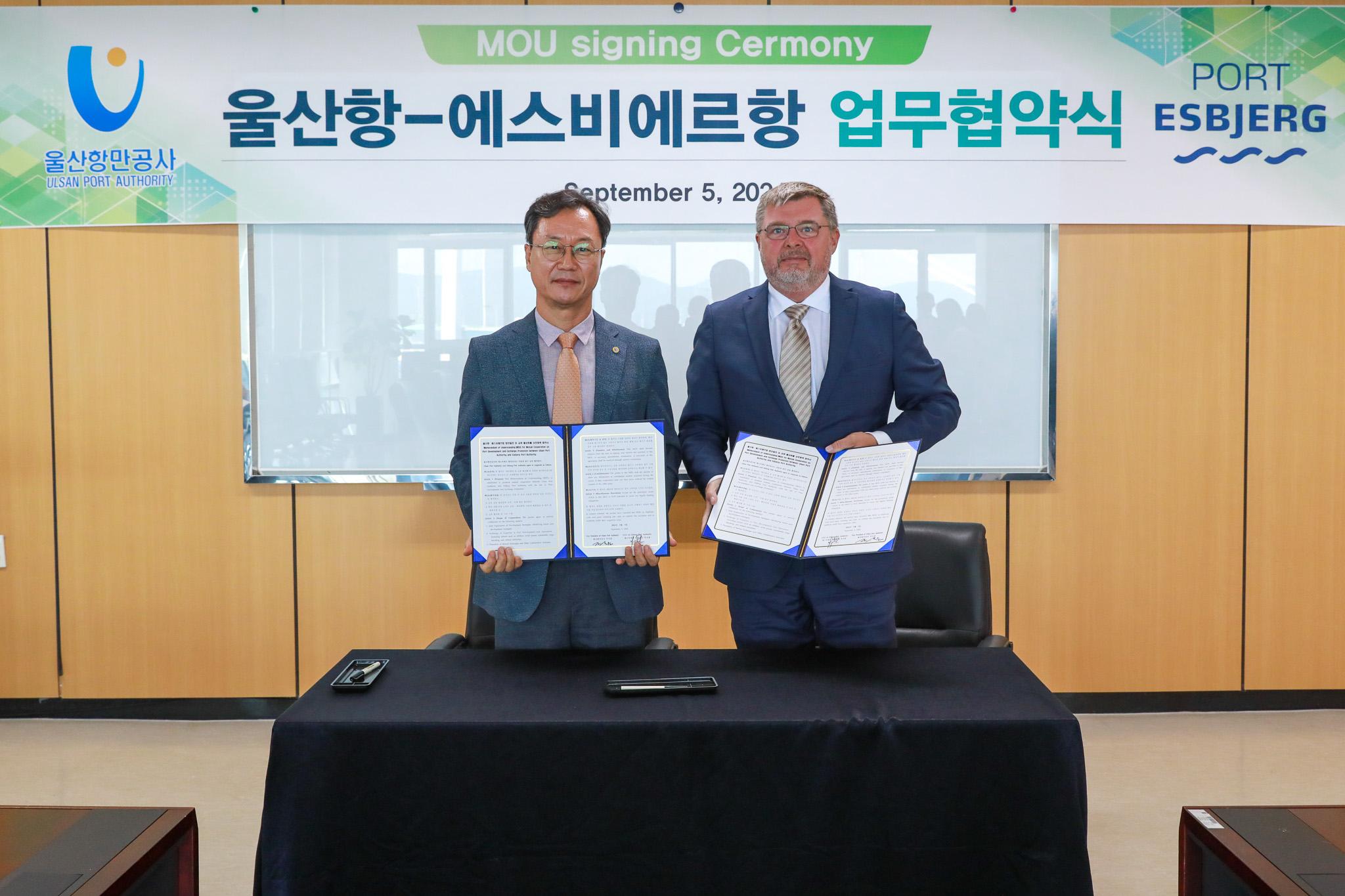 (왼쪽부터) 울산항만공사 정순요 운영부사장과 에스비에르 항만공사 예스퍼 뱅크 CCO가 협약서에 서명후 기념사진을 찍고 있다